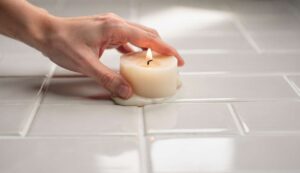 Strofina mezza candela sulle fughe delle piastrelle: il rimedio definitivo contro lo sporco