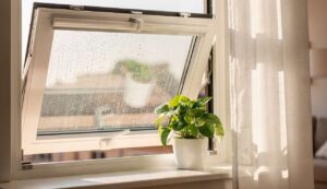 Finestre in PVC che formano condensa ogni mattina: il gesto semplice che evita la muffa