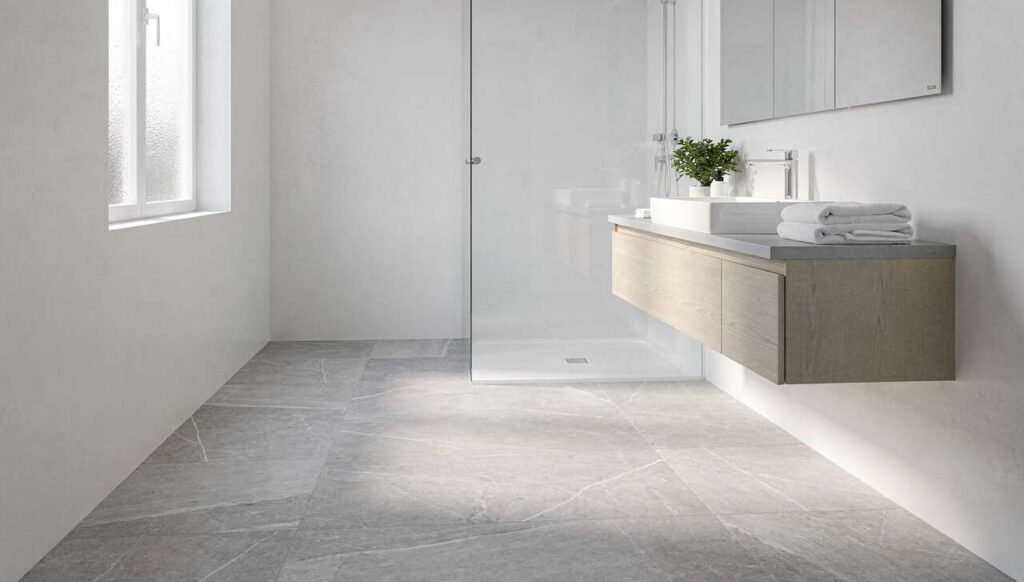 Piastrelle adesive nel bagno: il trucco per applicarle sul vecchio pavimento senza demolire nulla