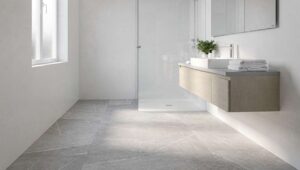 Piastrelle adesive nel bagno: il trucco per applicarle sul vecchio pavimento senza demolire nulla